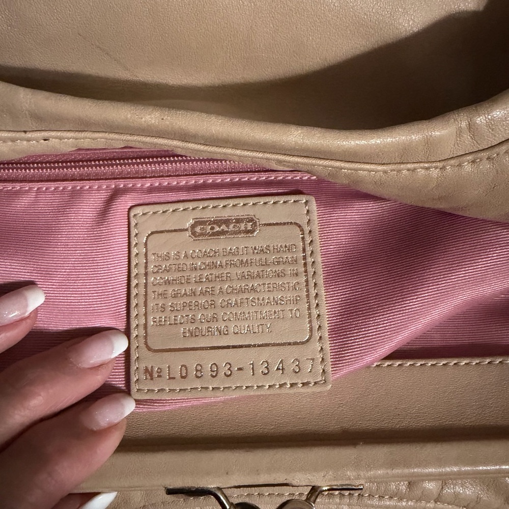 Elegant Tan Leather Handbag - Picture 6 of 6